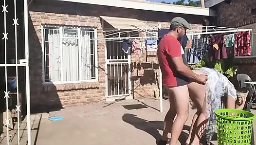 Outdoor-ficken beim ausziehen der wäsche