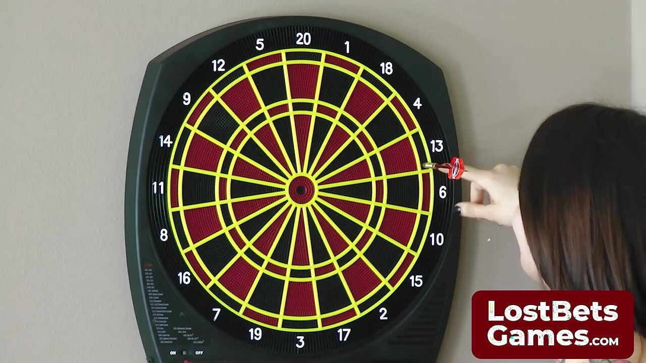 Stars unerfahrenheit mit einem strap-on macht das spiel aufregend