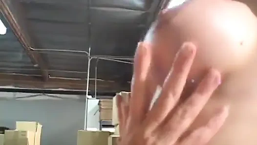 Похотливую рыжую трахает в глотку милфа со страпоном