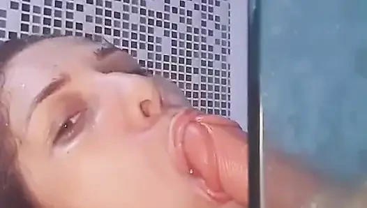 Горячая крошка мастурбирует в ванне