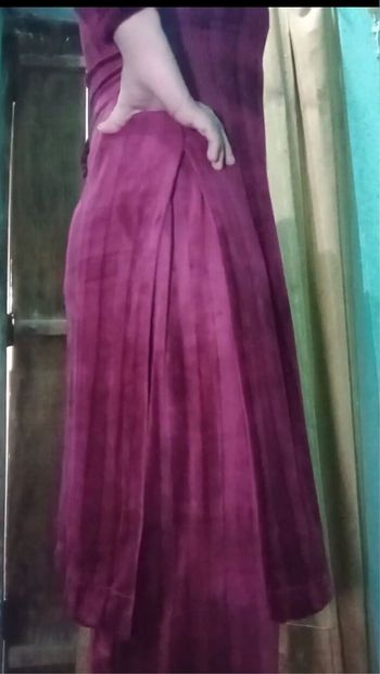 Indiana transgênero gaurisissy olhando sexy em rosa Salwar Kurta parecendo uma dona de casa prostituta