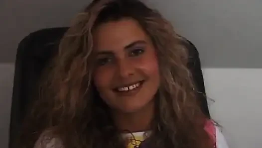 Muhteşem kıvırcık saçlı hatun solo videoda mastürbasyon yapıyor