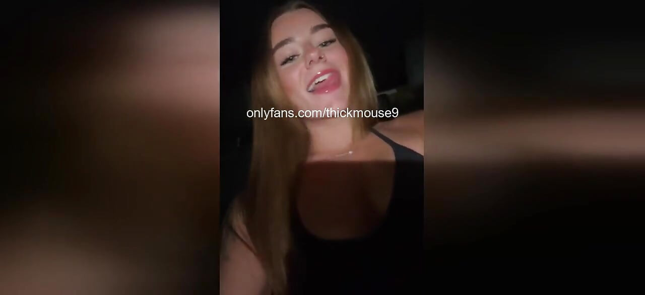 莉娜的處女小穴很緊