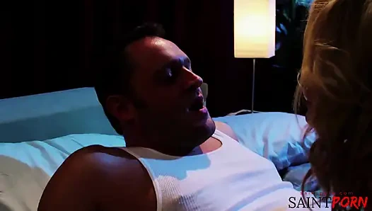 Memek suster nakal rambut pirang dengan lingerie seksi dan stilettos dientot habis-habisan