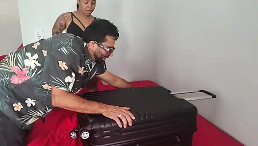 Tiffany'nin yaramaz kayınbiraderinin valizinde bir cüce sakladığını izleyin