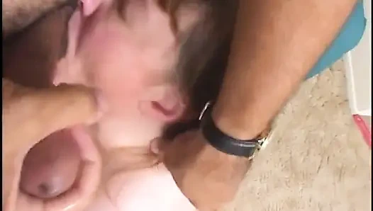 Пожилой в телочке жестко сосет, пока она трет свою киску