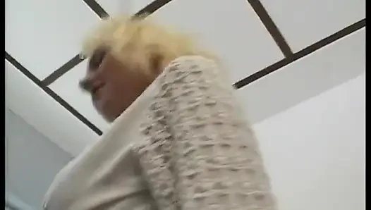 Yalnız orta yaşlı seksi kadın senin için mastürbasyon yapıyor