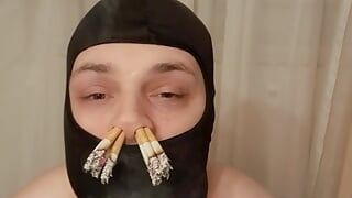 Un fumeur enfermé pisse dans des boxeurs