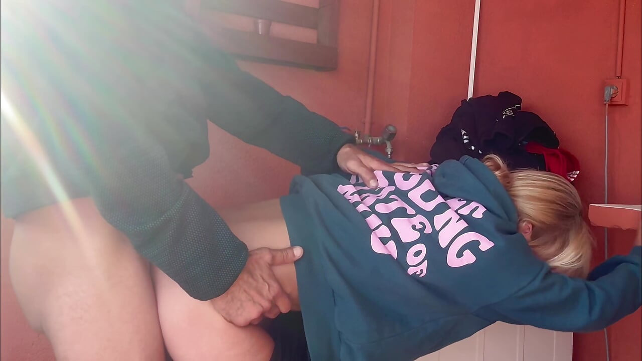Sex accidental în camera de spălat cu vecinul meu mic