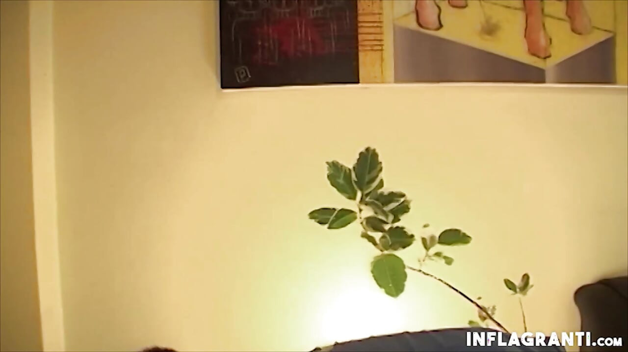 Futai adânc între țâțe pentru o gagică roșcată obraznică