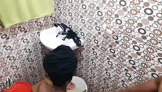 Чёрная женщина нанимает Чёрного Красавца, чтобы высосать из неё сперму