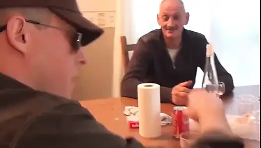 Güzel Bir MILF Komşuların Gürültüsünden Şikayet Ediyor Ve Toplu Seks Yapıyor