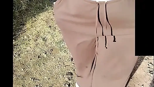 Ibu tiri dengan kaos transparan pamer di depan umum.