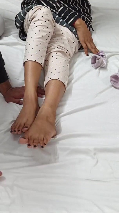 "भारतीय देवी बदबूदार पैर चाट" से मनोरम पल
