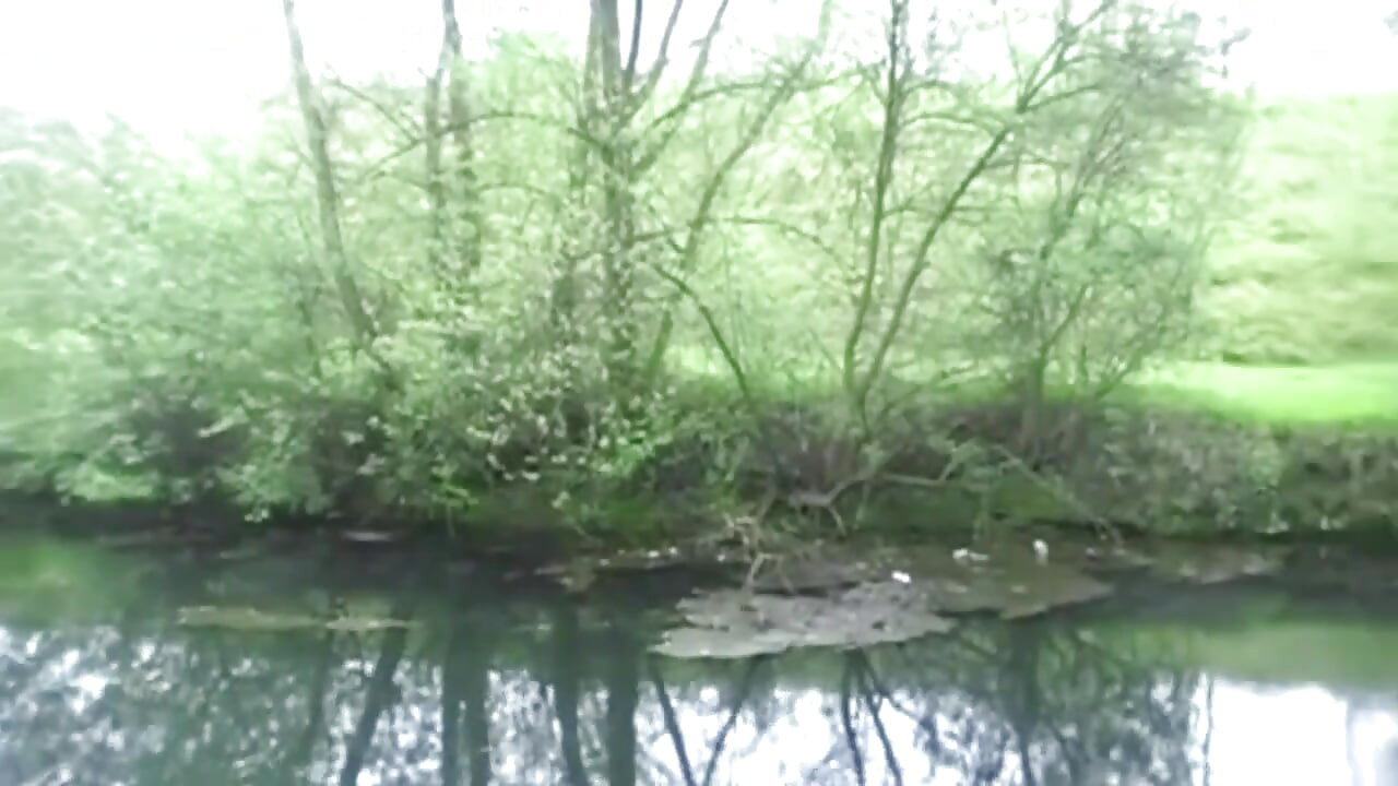 O franțuzoaică blondă a futut o pulă arabă XXL în podul expoziției