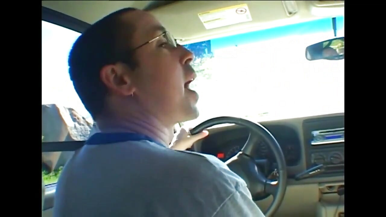 Красиву молоду дівчину відтрахали в горло і відтрахали в дупу, а потім кінчили в рот