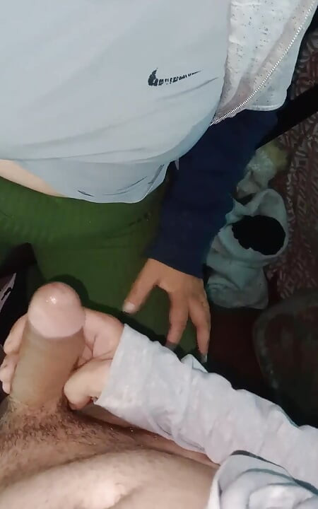 Rubia me chupa junto al pc en vivo