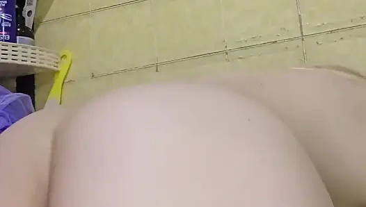 Masturbasi di kamar mandi pedesaan