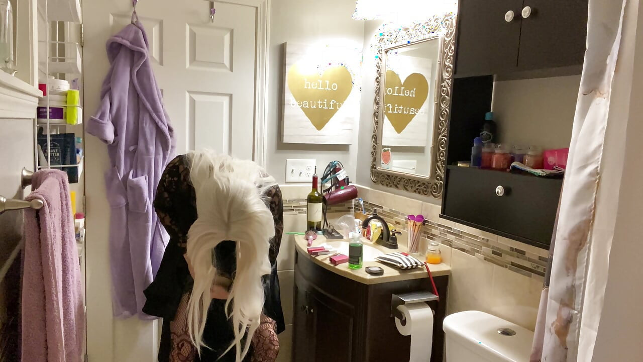 Emo Crossdresser Puts on Buttplug and Jerks off