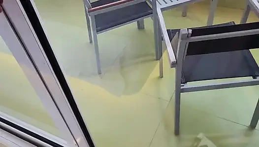 Неверная жена получает кримпай на балконе перед толпой