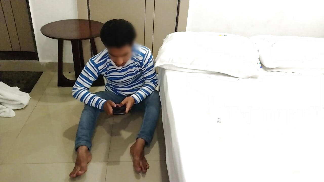 Naukrani ko new year bonus deke pel diya