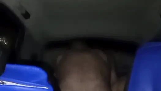 Seks terbaik di dalam mobil dan hujan turun di luar!