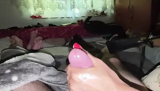 Schmutziger handjob! Ich liebe es, mit seinem schwanz zu spielen. POV-dominanz