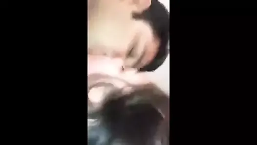 Novio tocando mi coño y chupando mis tetas