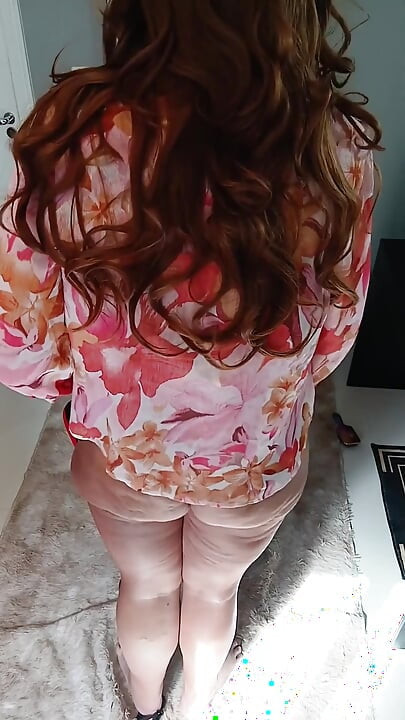 Masturbando de novo e gozando em Meus Shorts.