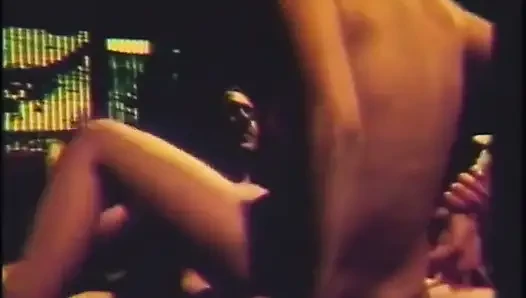 Sexy junges mädchen in einer harten retro-sexszene