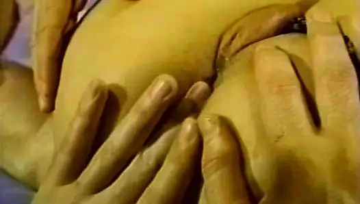 Çifte penetrasyondan hoşlanan minyon orta yaşlı seksi kadın ile klasik seans