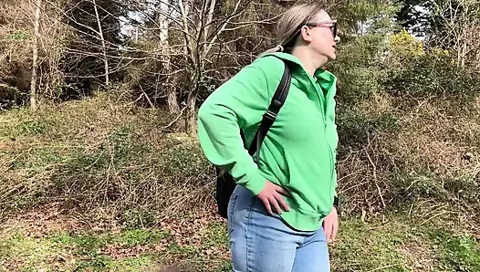 Verzweifelte Nasse Jeans Im Freien Auf Dem Öffentlichen Weg