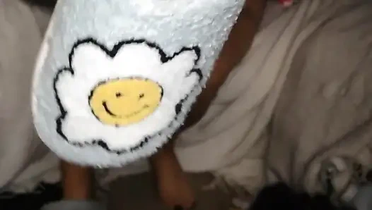 Slipper dangle menggoda & betis semok pemujaan dengan kepi carter watch meluncur mereka