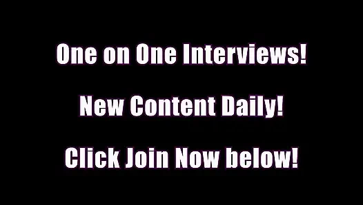 Felix Weatherwood'un kalın koyu bir çalısı ve zevk almaya hazır iki oyuncağı var.