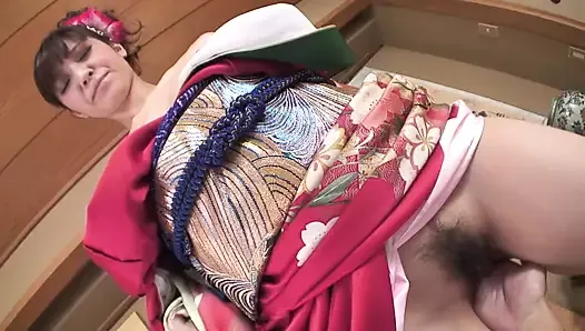 Сексуальная японская девушка наклоняется, пока огромный член трахает ее киску