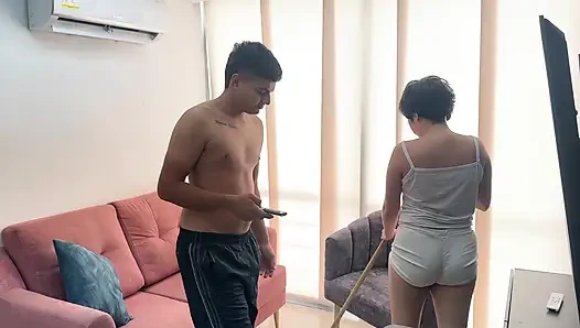 Meine sexy nachbarin mit dickem arsch kommt wütend wegen meiner Musik zu mir nach hause, um sie zu befriedigen, ich entschließe, sie zu verführen und sie hart zu ficken