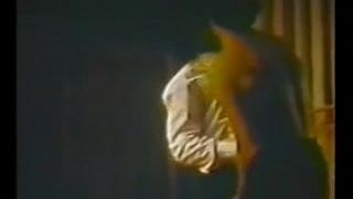 Женатый мужчина - гей-порно в олдскульном видео