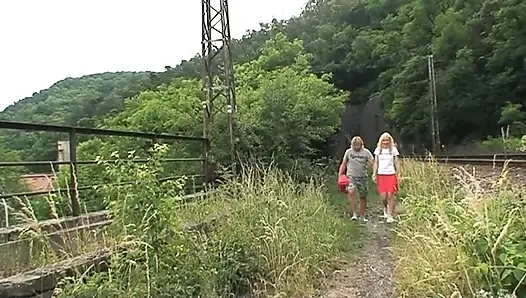 Azgın genç bir çift için açık havada tehlikeli seks