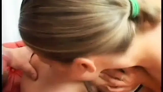 İki amcık yiyen sürtük bir delikanlının yarağını sikiyor ve dölleniyor