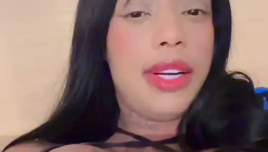 Непослушная девочка, показывающая размер силикона