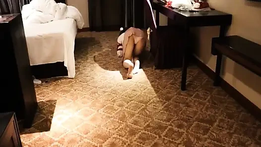 Jk üniformalı sevimli küçük bir kız yerde yalınayak dolaşıyordu.