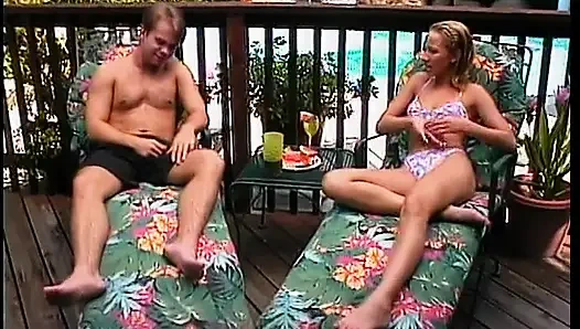 Kıllı amcıklı genç kız bahçede domalarak sikiliyor