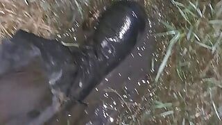 泥の中でブーツを失う