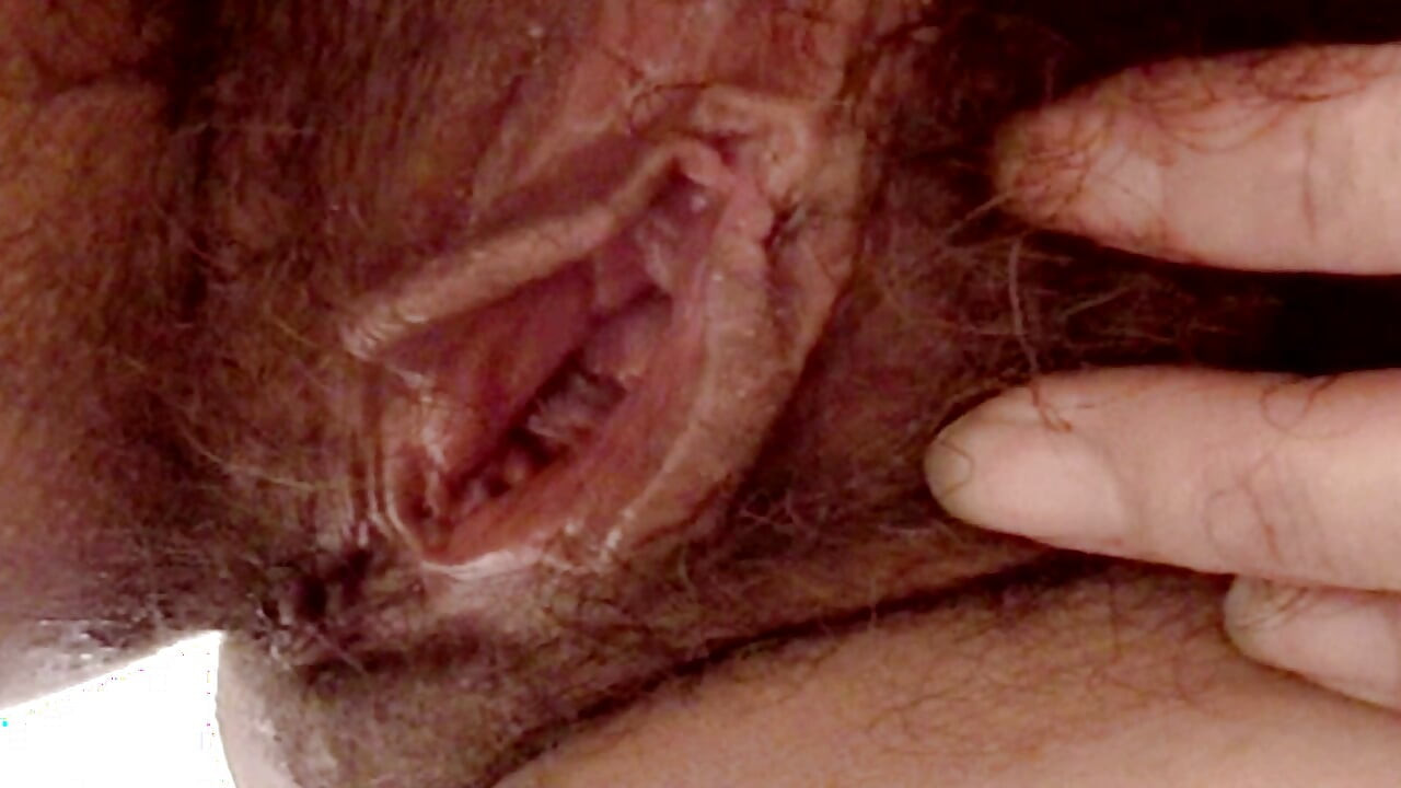 Ich gebe mir einen kompletten handjob und komme vor meiner stiefmutter und schaue ihre große, haarige muschi an.