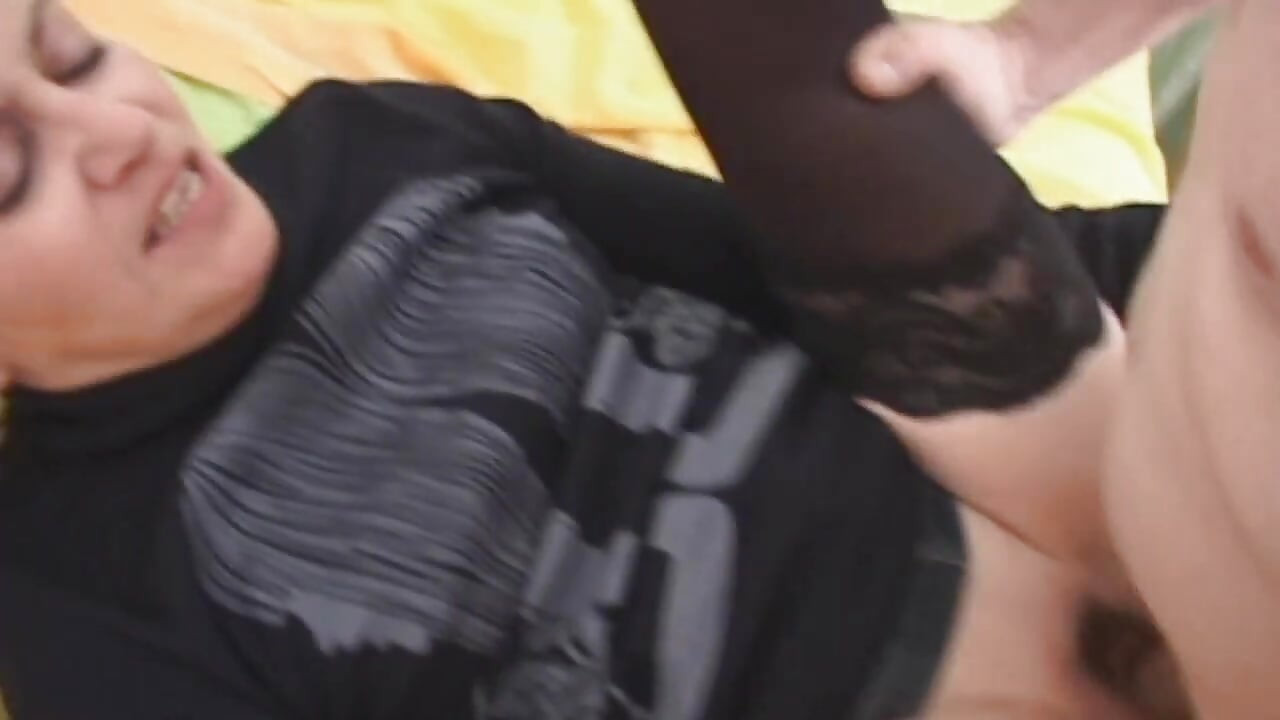 My best friend's stepsister - Mature chick in threesome trouble