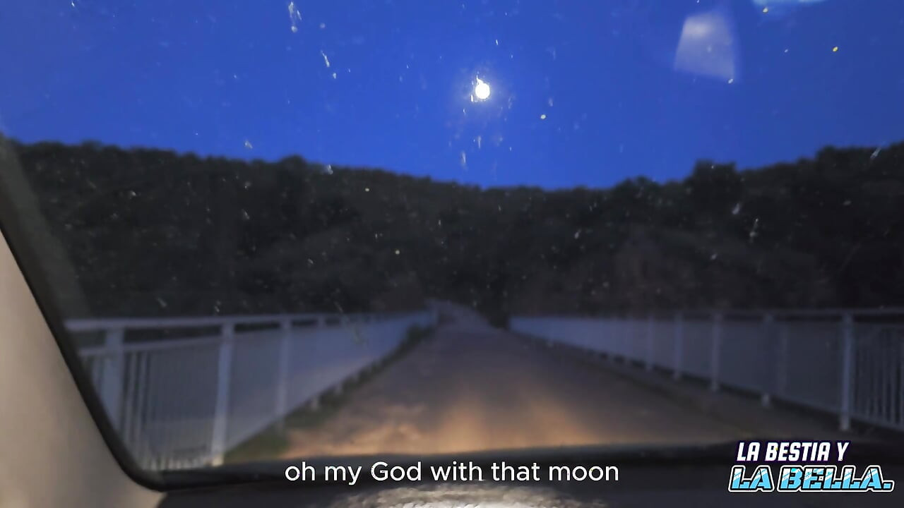 Eu faço sexo no carro com o namorado do meu melhor amigo enquanto ele me leva para casa amador!!!