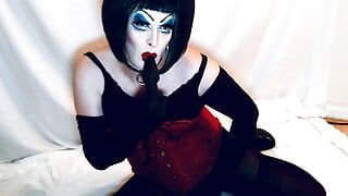 Maricas Drag Queen em maquiagem pesada brinca com plugues de bunda, bunda pra boca
