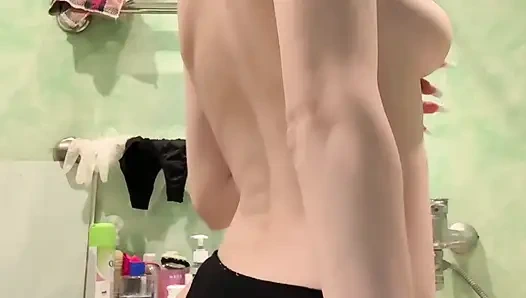 Крошка показывает тело