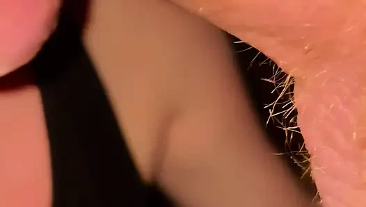 Istri hot rambut merah lagi asik nyepong kontol pria kulit hitam sambil berlutut