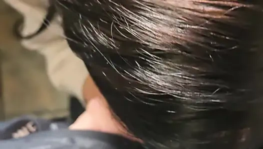 Tante seksi dientot di kamar mandi di pub lokal